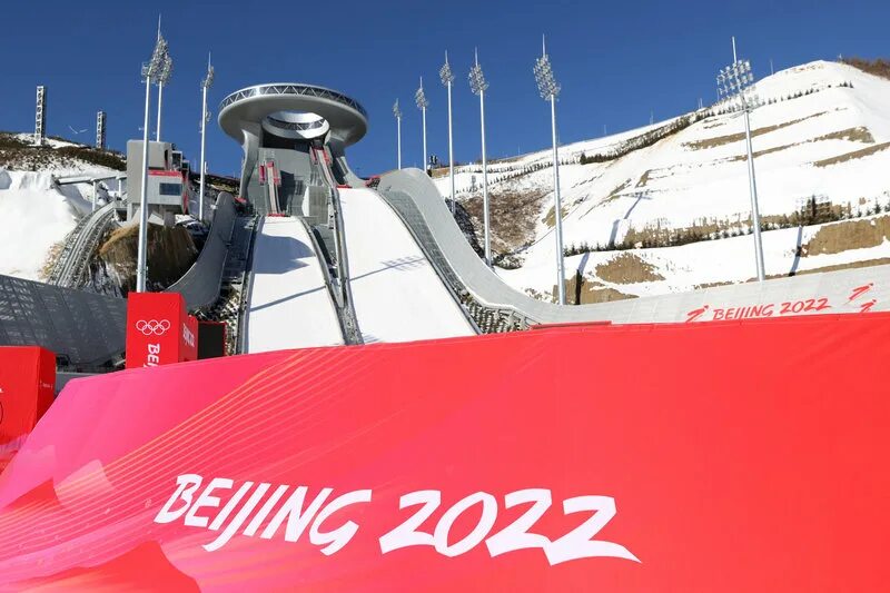 Зимние олимпийские игры 2025 года прошли. Национальный центр прыжков с трамплина в чжанцзякоу. зимние олимпийские игры в пекине 2025. олимпийский трамплин в китае.