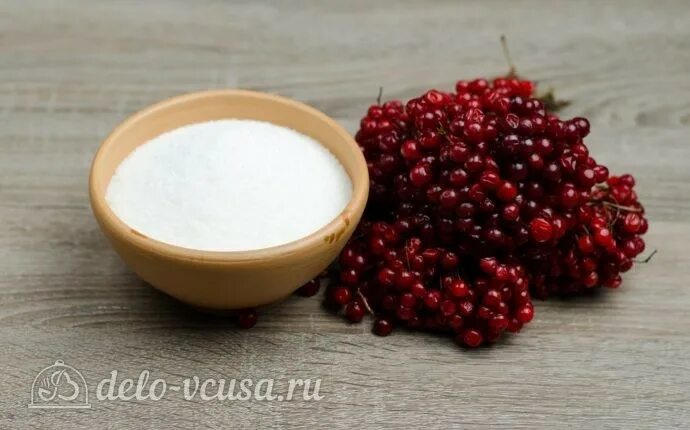 Приготовление калины с сахаром. Калина с сахаром. калина с толокном едят. пересыпать калину сахаром слоями, чтобы получить сироп.