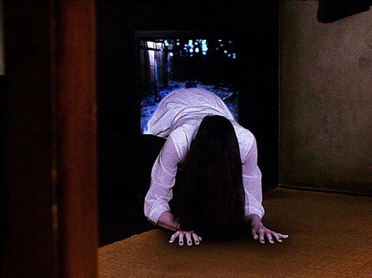 Девушка вылазит из телевизора. Ringu 1998. Садако Ямамура в реальной жизни.