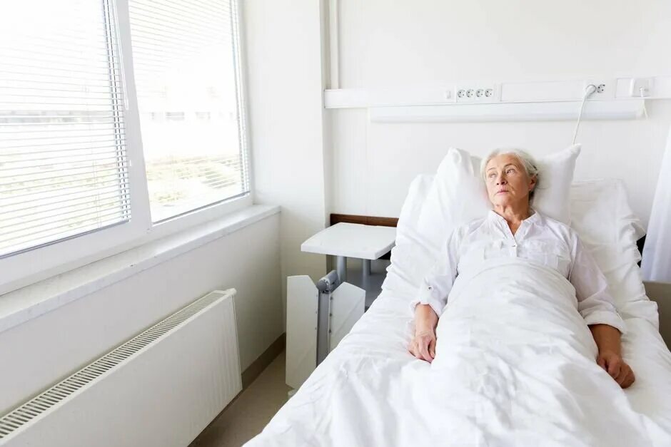 Старая женщина в больнице. Пожилая женщина в больнице лежит. Человек на кровати в больнице.