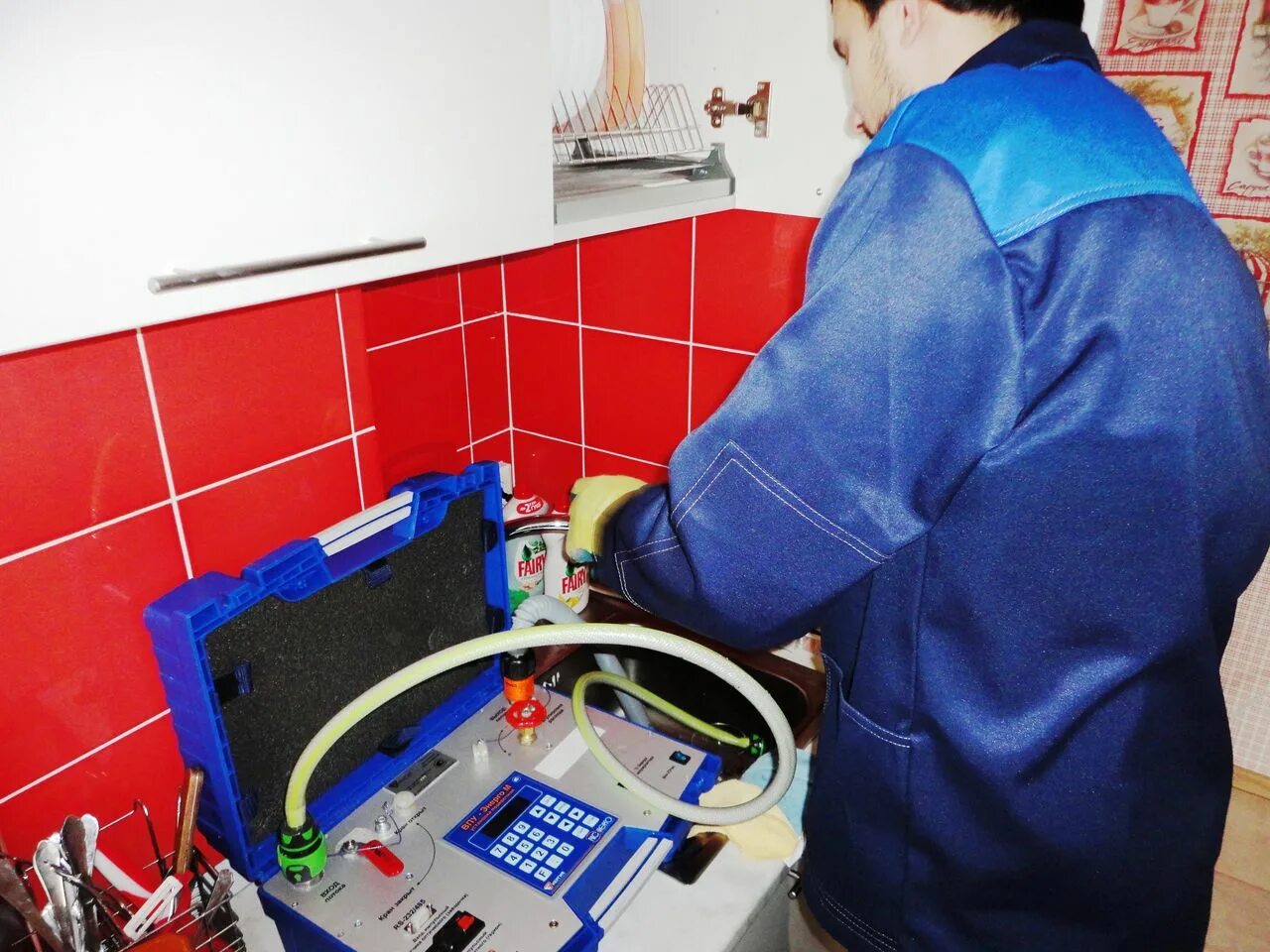 Прибор поверки счетчика учета воды. Прибор для поверки счетчиков воды на дому. Поверка счетчиков холодной воды. Прибор поверки счетчика учета воды. Поверка счетчик воды т.