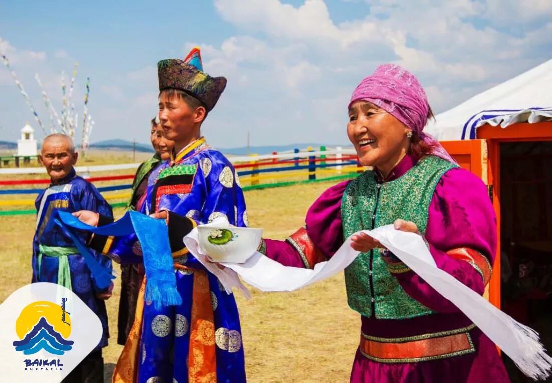 Бурятские традиции. Бурятский хадак. Улан Удэ буряты традиции. Хадак Тибет. Встреча гостей у бурят.