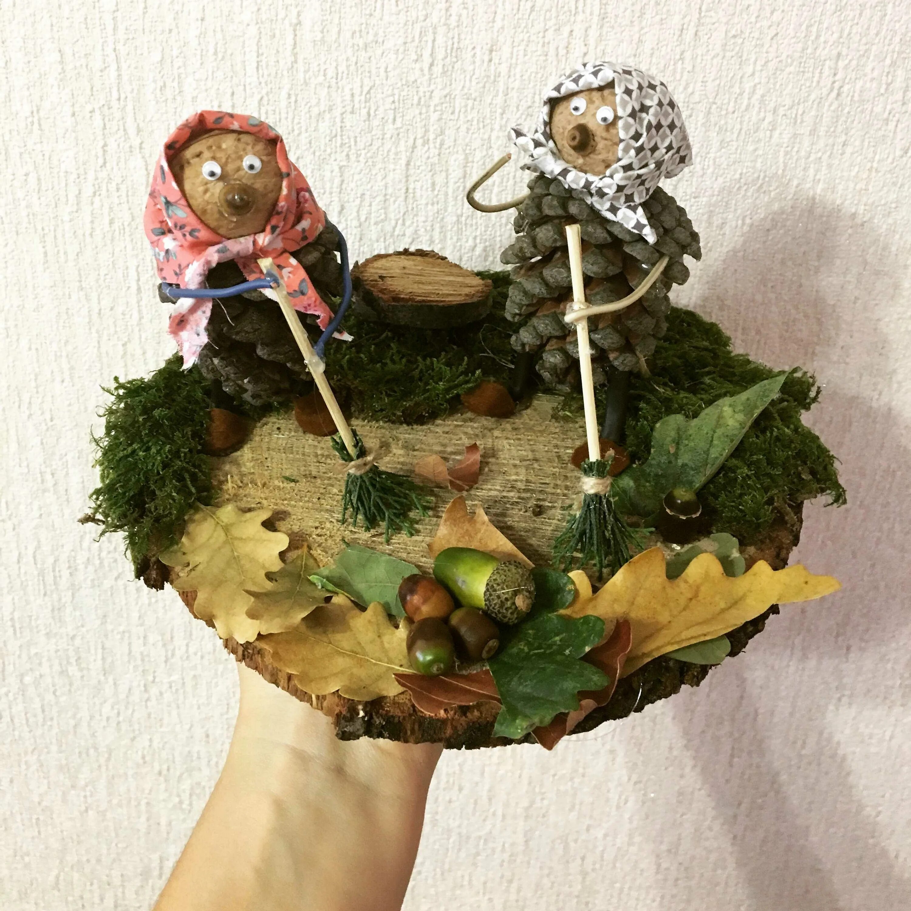 Поделка осень оригинальная. Поделки из природных материалов. Подделкаиз природного материала. Оригинальные поделки из природного материала. Композиция из лесных материалов.