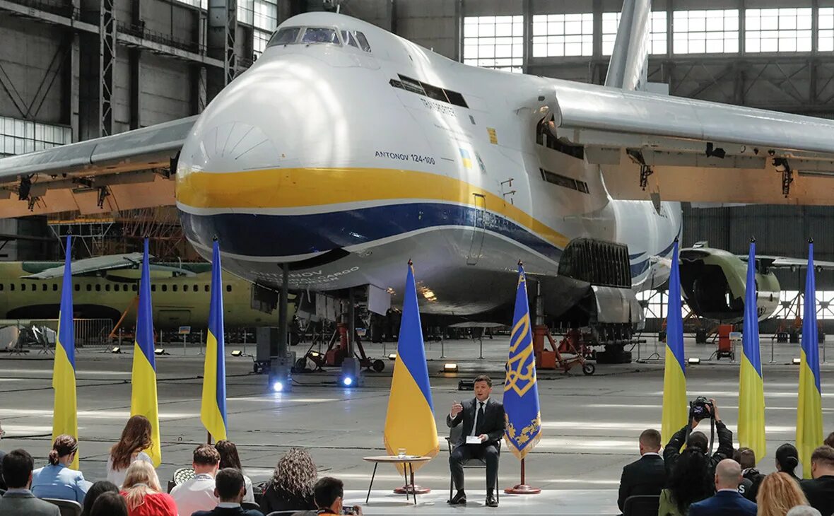 Украинский самолет. Завод Антонова самолет Мрия. Самолет Мрия и Зеленский. Ah 225 Мрия самолет. АН-225 Мрия Украина.