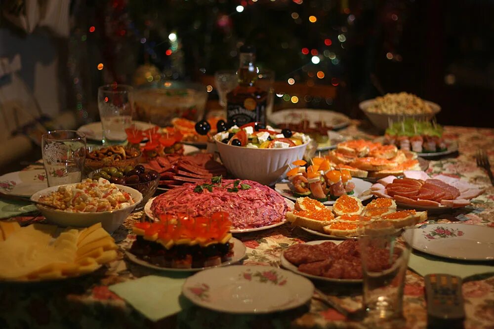 новогодний стол. украшение стола к новому году. сервировка блюд на новый год 2023. новогодний и праздничный стол. что поставить на стол 2023.