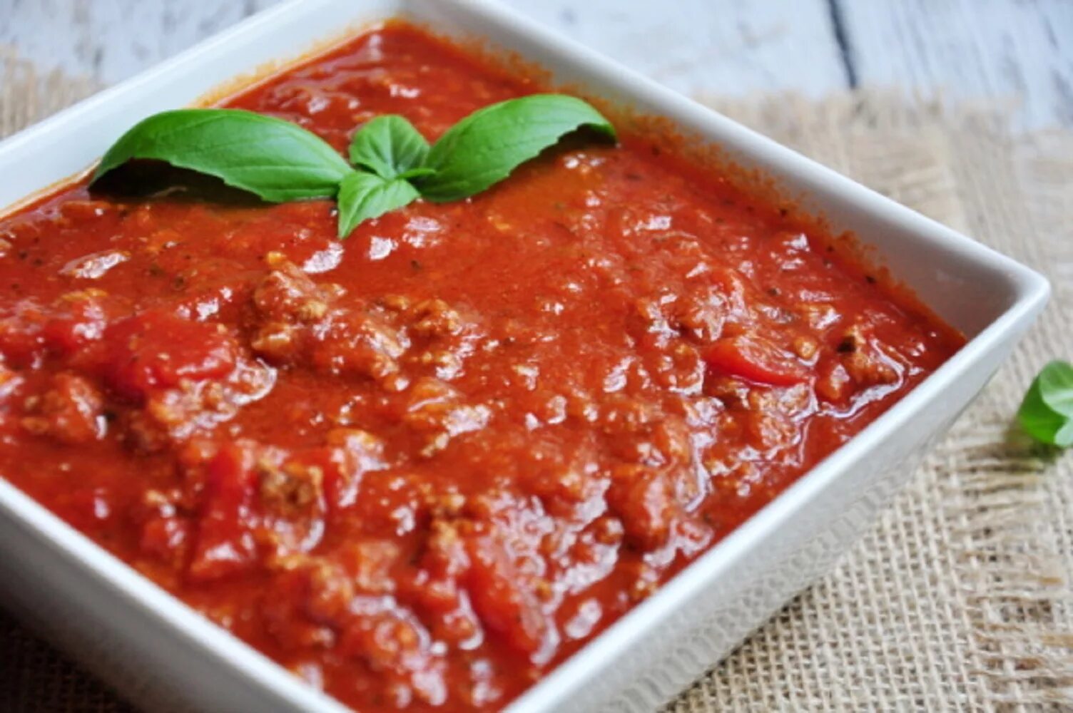Соус маринара Италия. Макароны с соусом демиглас. Томатный соус итальянский. Спагетти в томатном соусе.