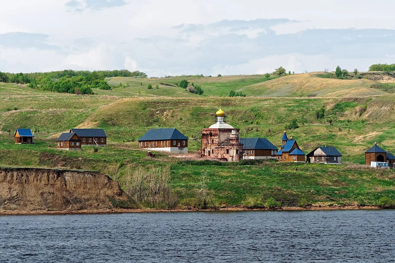 Кашпир самарская область. Кашпирский Симеоновский Благовещенский монастырь. Кашпир рудник монастырь. Кашпирский Благовещенский монастырь Сызрань. Монастырь в Сызрани на берегу Волги.