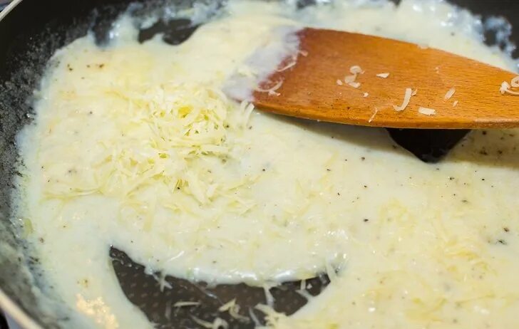 Сметанно чесночный соус. Домашний соус. Как приготовить сливочный соус с чесноком. Базиликовый айоли. Сливочно-чесночный соус.