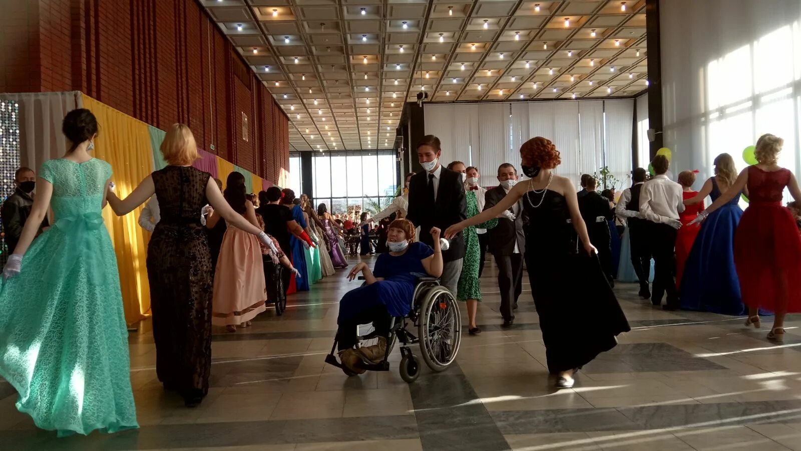 Девушка с коляской. Инвалидное кресло в зале. Девушка притворилась инвалидом на балу. Девушка притворилась инвалидом на балу. Кресло для инвалидов в аэропорту.