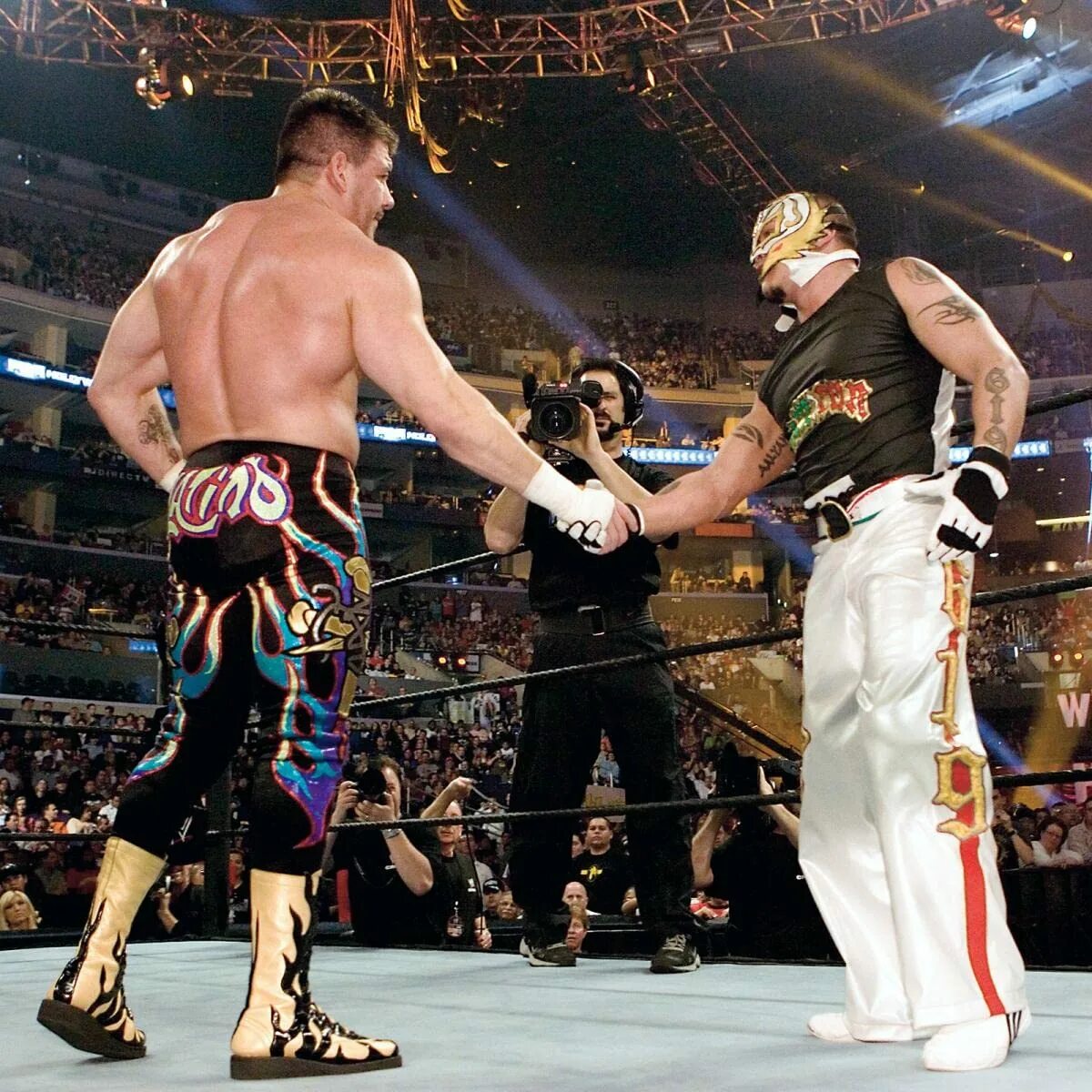 21 2005. Эдди герреро рестлер. эдди герреро и рей мистерио. rey mysterio eddie guerrero. eddie guerrero 2005.