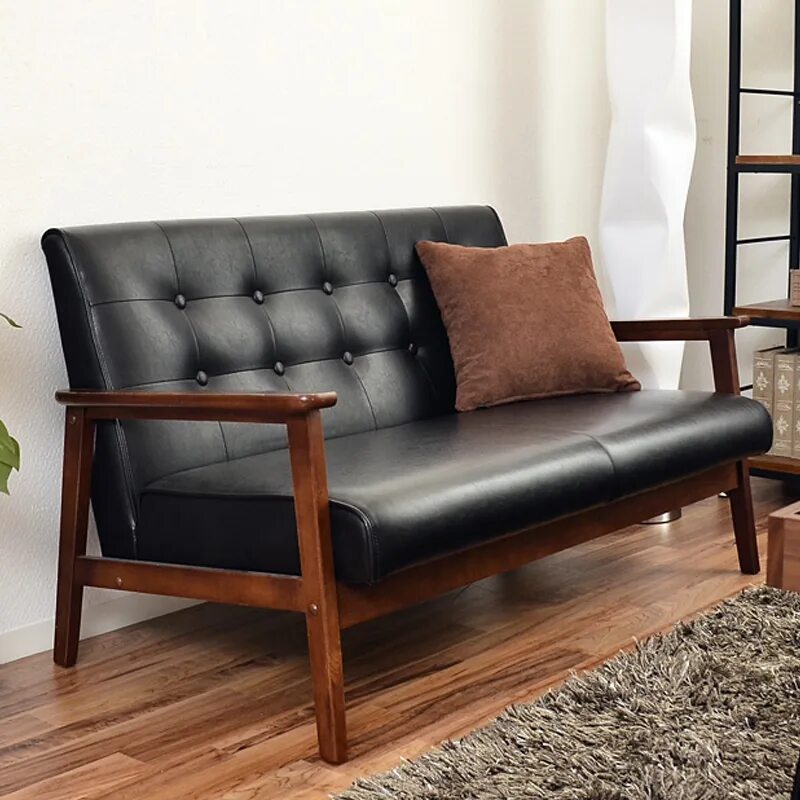 Спинка кожаного дивана. Деревянный диван. Небольшой кожаный диванчик. Диван на деревянном каркасе. Диван с деревянными подлокотниками.