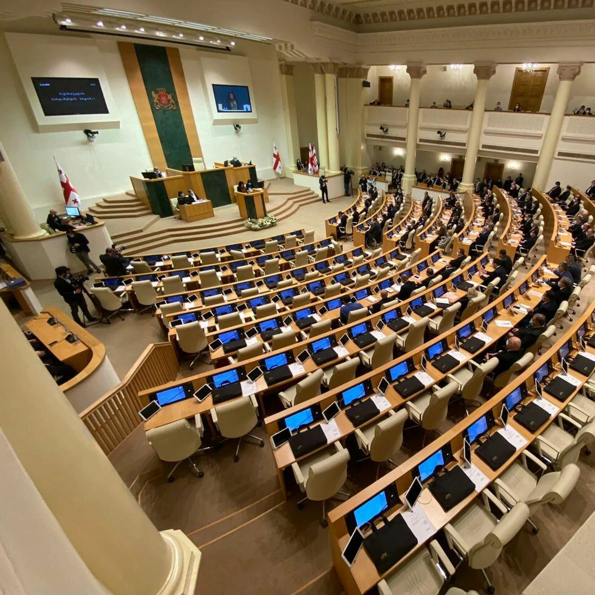 Парламент должности. Парламент Тбилиси. Грузинский парламент Кутаиси. Парламент Грузии здание. Двухпалатный парламент Грузии.