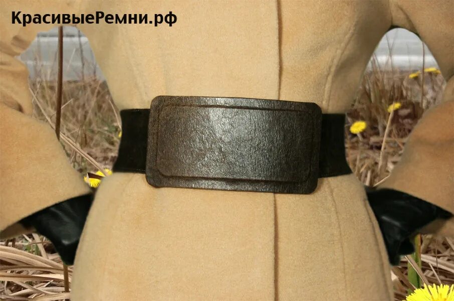 подпоясанная кожаным. широкий пояс из кожи. пояс кушак. пояс на талии. кушак одежда.