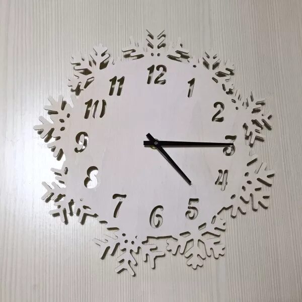 настенные часы "снежинки". часы снежинка от атласарт. новогодние часы своими руками.