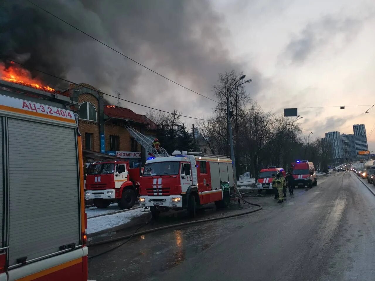 Пожар в екатеринбурге сегодня сейчас на уралмаше. Е1 екатеринбург новости пожары сегодня. Строй тракт пожар. Веер молл пожарная машина. Пожар на шефской екатеринбург.