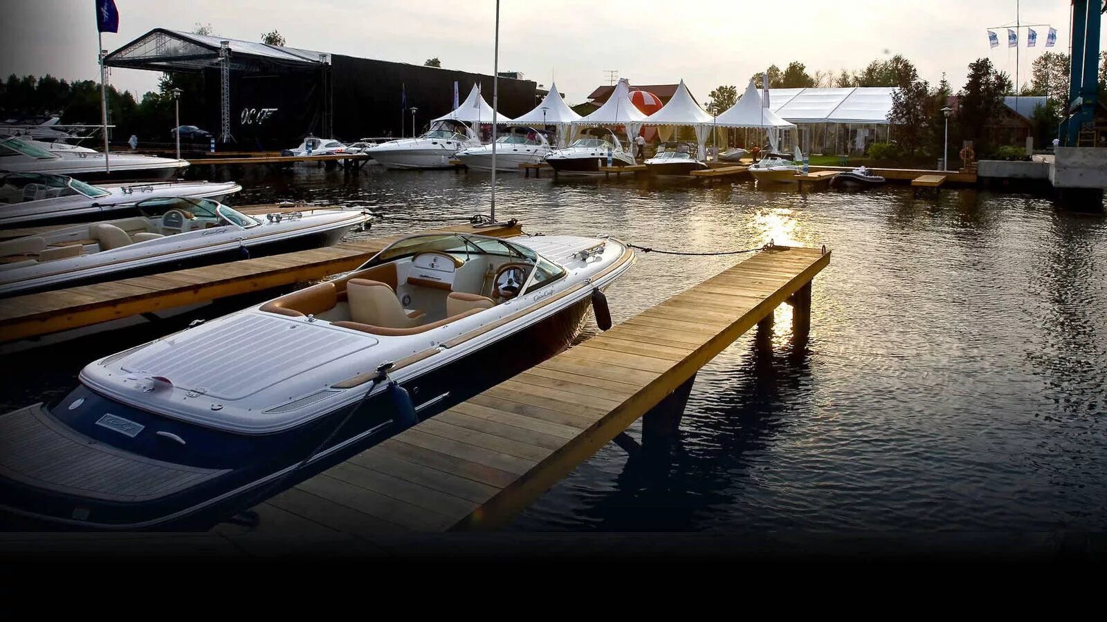 Яхта у причала. Crownline 240ex. Yamaha 27580 катер. Прогулочная яхта. Триумф 650 катер.