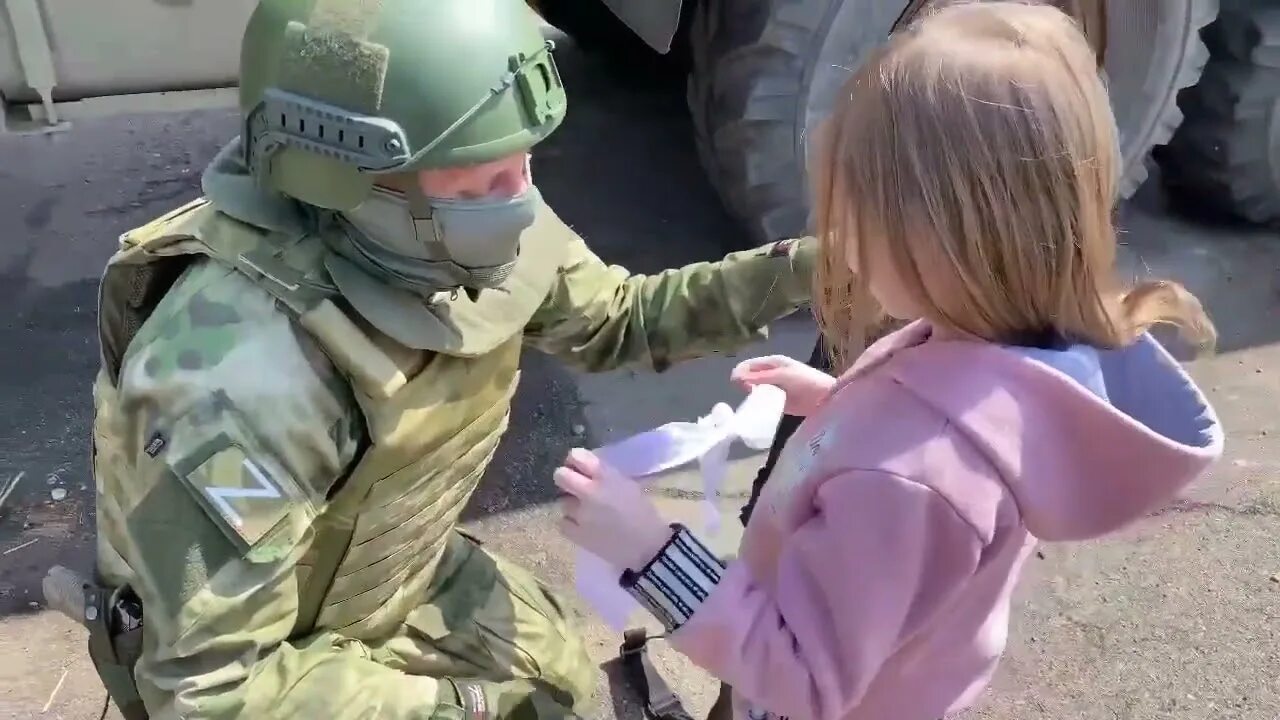 Спас дети донбасса. Российский солдат с ребенком. украина армия девочка. украина россия солдаты дети.