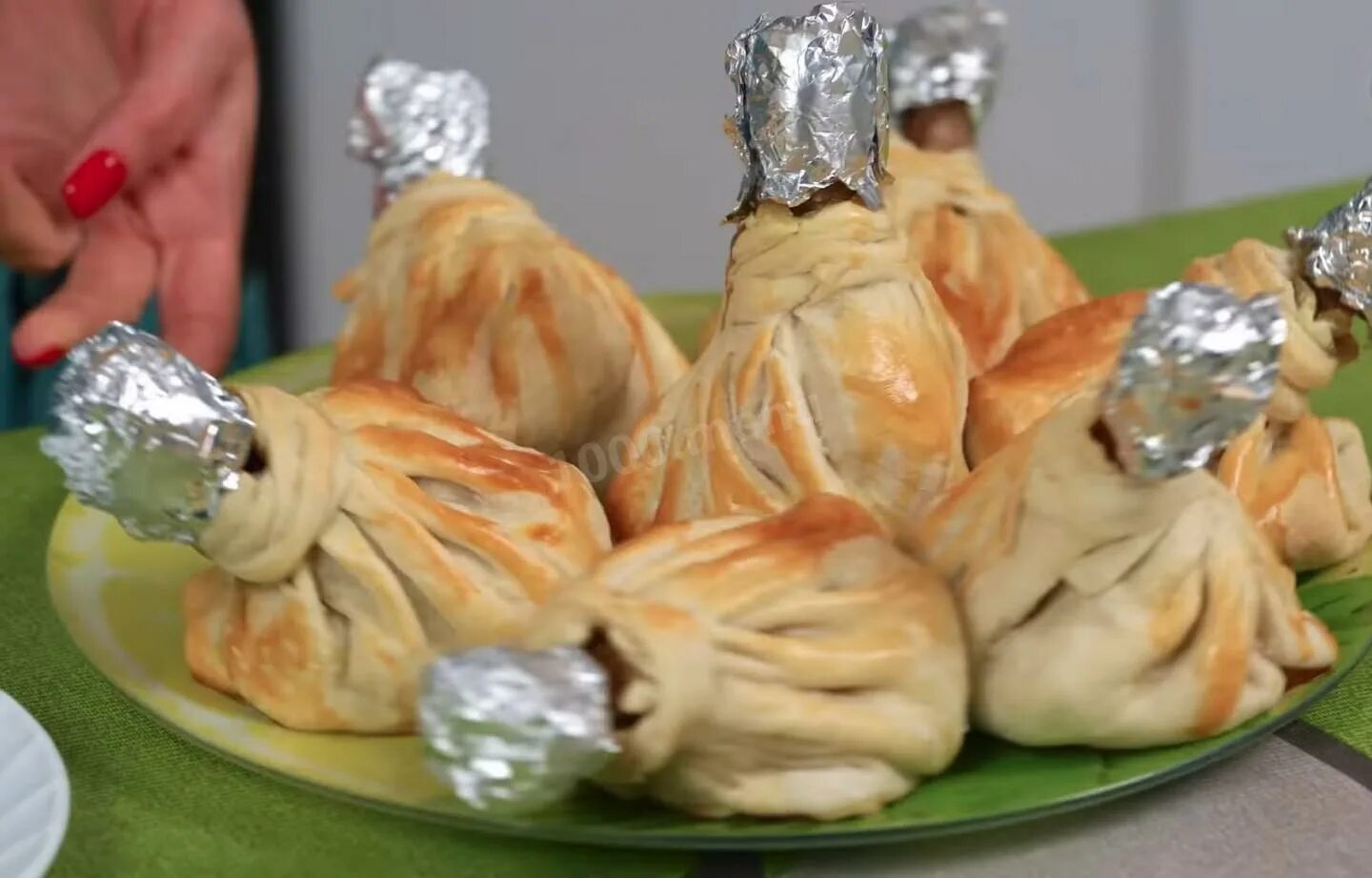 Куриные голени в слоеных мешочках рецепт. Куриные ножки в мешочке. куриные ножки в мешочке из слоеного теста. голень в тесте. ножки курицы в мешочке.