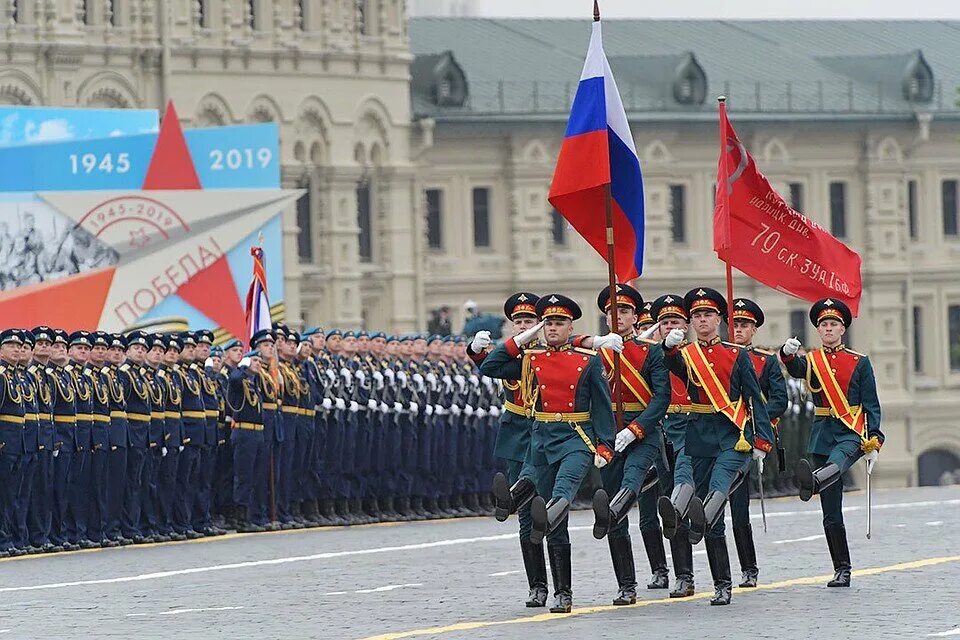 Знамена выносятся. Знамя Победы на параде в Москве. Власовское Знамя на параде Победы в Москве. Парад на красной площади со знаменем Победы. 9 Мая парад Знамя Победы Москва.