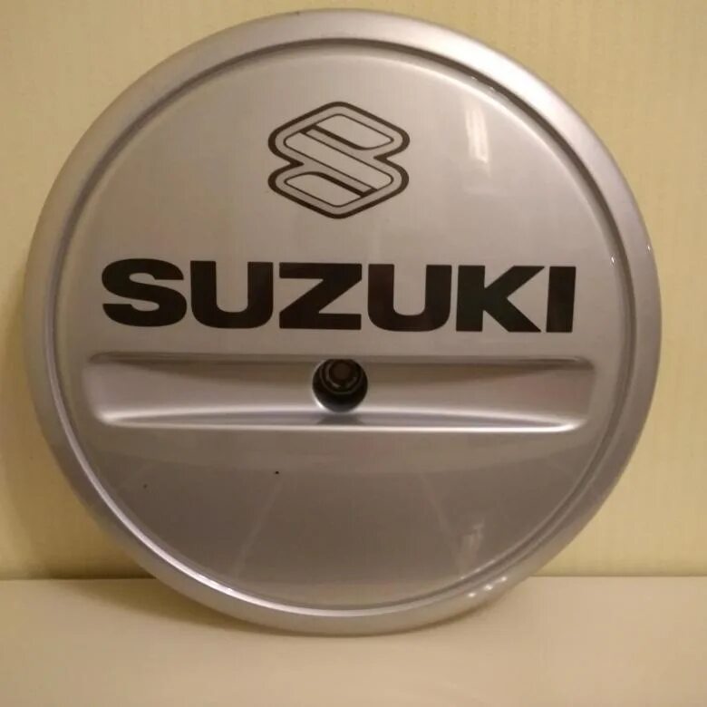 Колпаки suzuki. Колпачки дисков Сузуки Гранд Витара 1998-2005. Колпак запасного колеса Suzuki Grand Vitara. Колпак на диск Сузуки Гранд Витара xl7. Колпачок литого диска Сузуки Гранд Витара xl7.