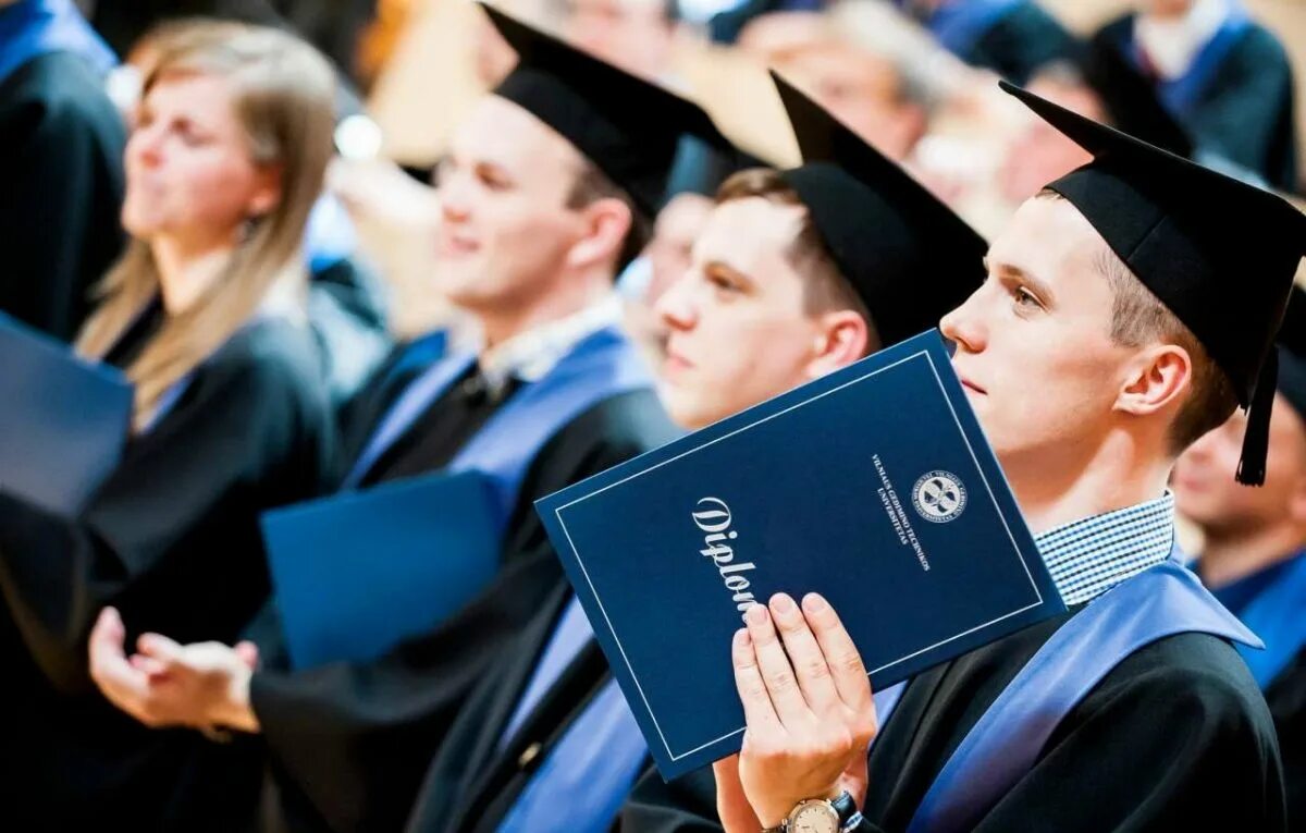 Студент готовящий выпускную работу. Выпускник вуза. высшее образование. студенты аспиранты. учеба в вузе.