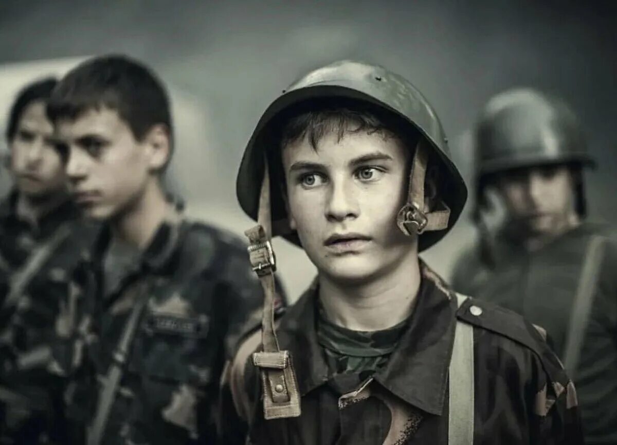 Военное с 16 лет. Юные солдаты. Военный с ребенком. Мальчик в военной форме. Военная форма для подростков.