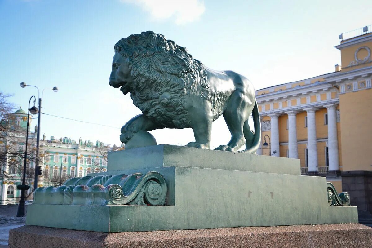 Львы дворцовой пристани спб. Львы на адмиралтейской набережной в санкт-петербурге. Львы у адмиралтейства в санкт-петербурге. Львы на дворцовой пристани адмиралтейской набережной. Львы у адмиралтейства в санкт-петербурге.