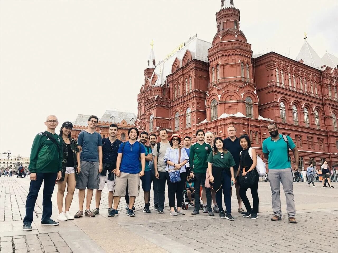 Каникулы в городе москва. Экскурсия. Экскурсовод на экскурсии. Москва экскурсии. Пешая экскурсия.