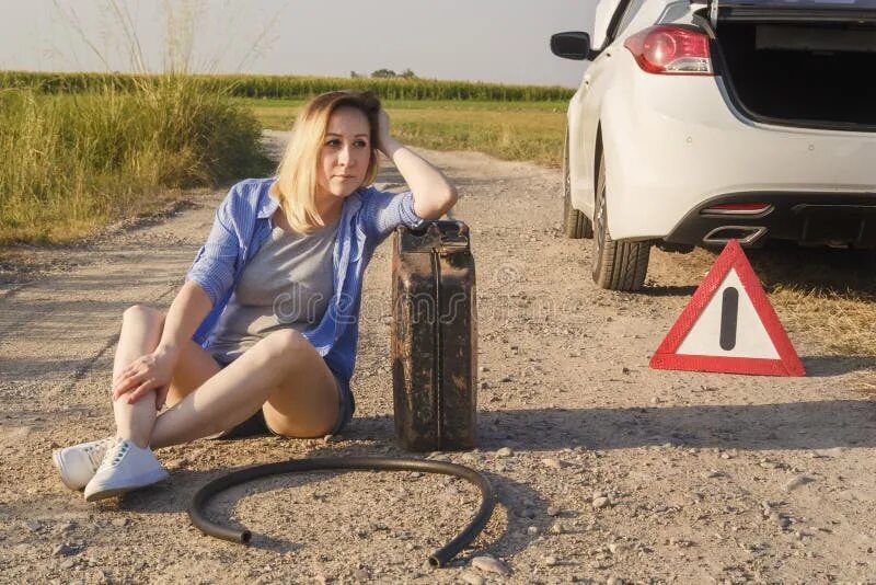 Сломалась машина на трассе. Открытый капот. Сломалась машина на дороге. Встала машина что делать. Аварийка на автомобиле.