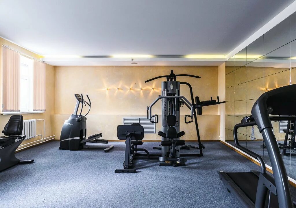 Спортивный зал в отеле. Спортзал в отеле. Тренажерка в отеле. Ic hotels santai family resort 5. Тренажерные залы в гостинице.