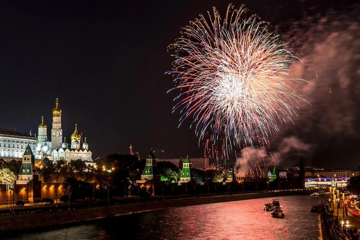 Салют Новодевичий монастырь. Московский Кремль салют. С днем города Москва. Праздничная Москва.