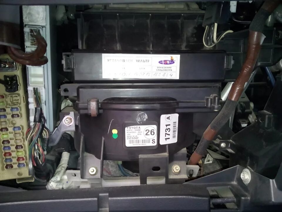 Замена салонного фильтра - Toyota Avensis II, 2 л, 2003 года расходники DRIVE2