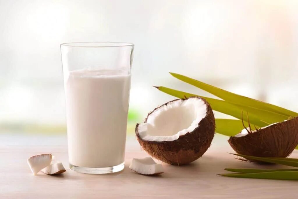Планто кокосовое молоко. Альтернативное молоко кокосовое. Кокосовое молоко в стакане. Кокосовое молоко в стекле. Кокосовое молоко виды.