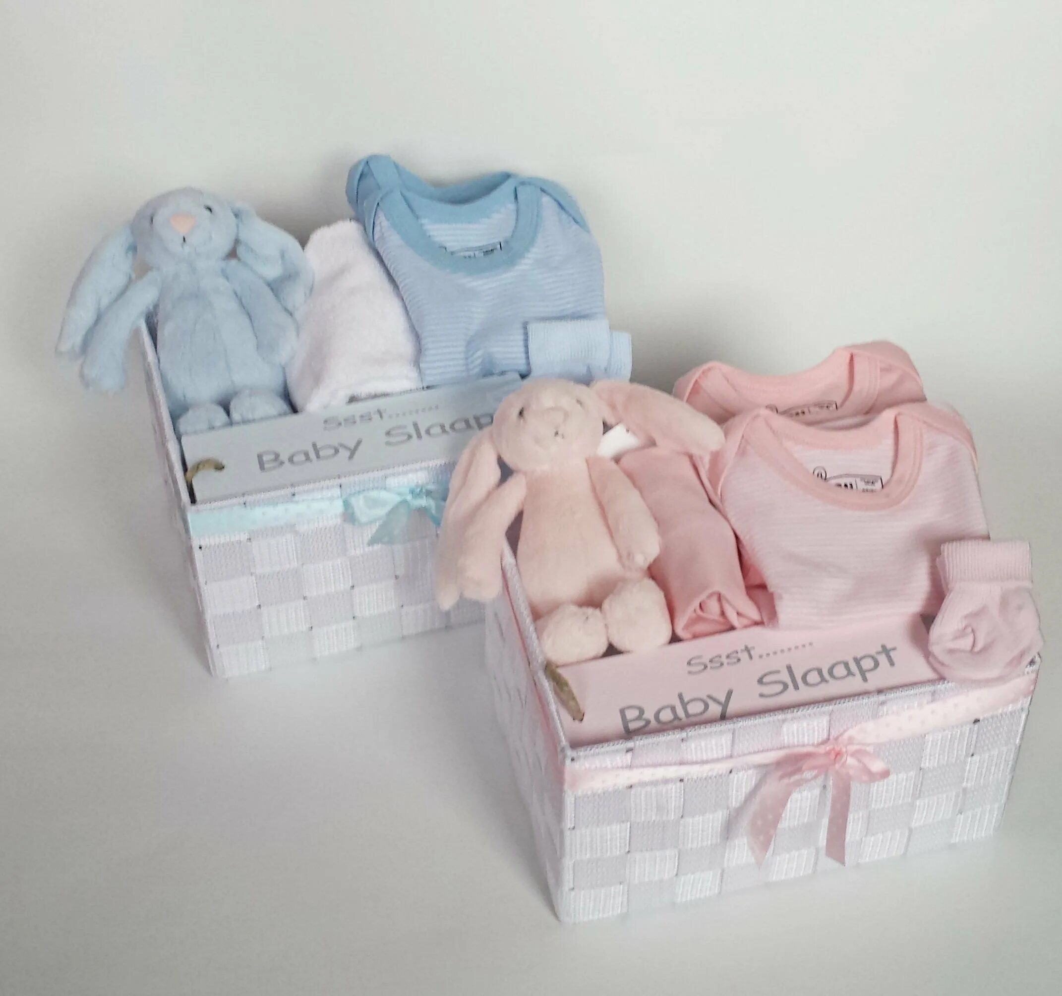 Как называется бокс для новорожденных. Подарочный набор одежды для новорожденного. Набор для новорожденного в подарок. Подарочный набор одежды для новорожденной девочки. Подарочный комплект для новорожденного.
