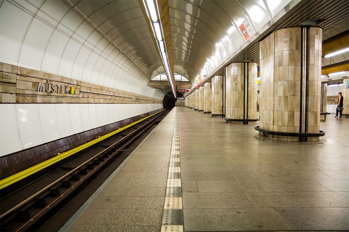 Почему метро называется китай город. Станция метро пражская. станция пражская московского метрополитена. пражское метро станция московская. станция метро московская в праге.