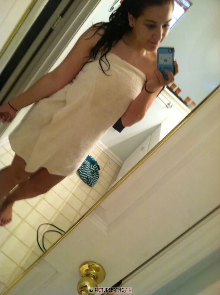 Фото девушек в ванной в зеркале. Девушка в полотенце селфи. девушка в ванной в полотенце без лица. девушка в полотенце перед зеркалом. девушка в ванне в полотенце.