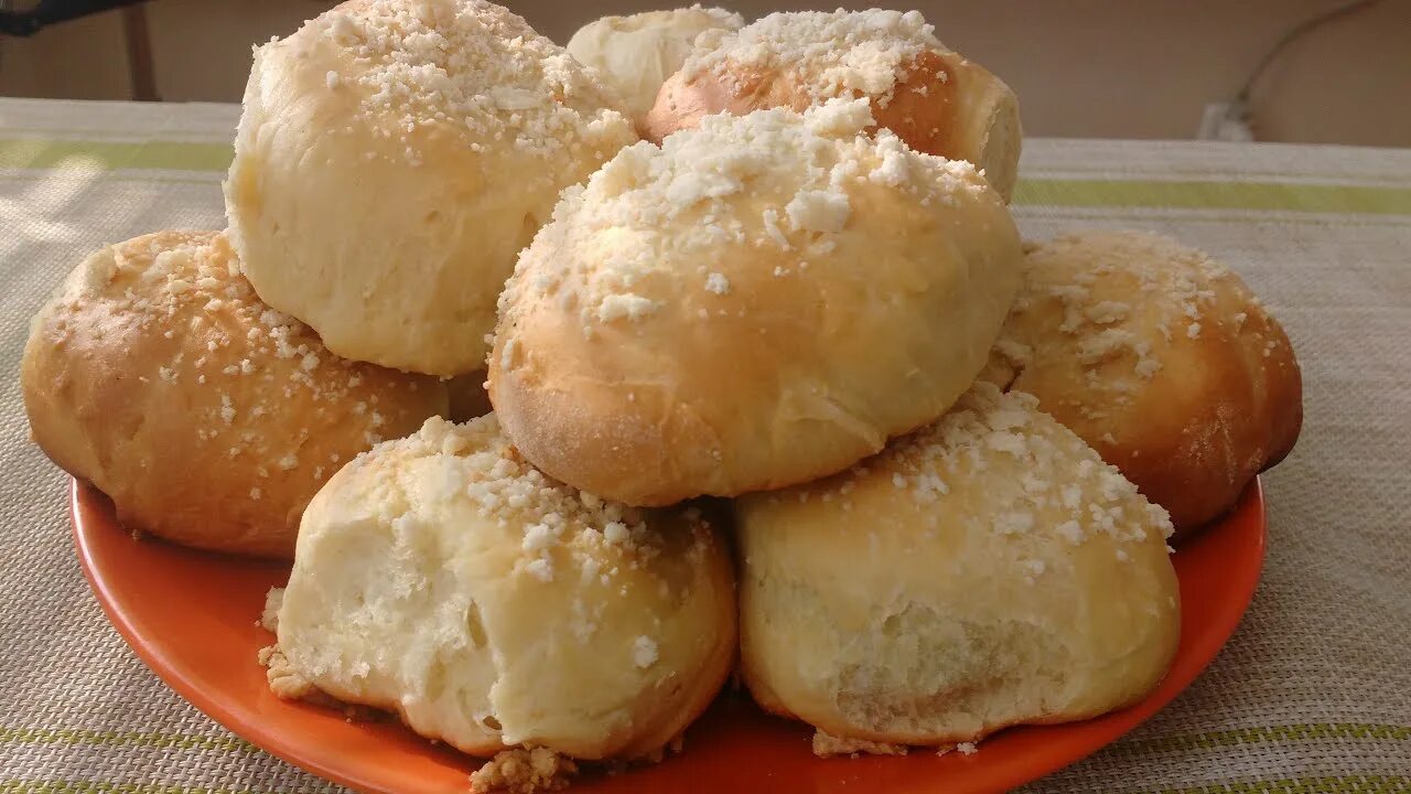 Булочка с посыпкой. Булочки с сахаром. Мука сахар масло посыпка для булочек. Булочки с посыпкой из масла. Мука сахар масло посыпка для булочек.