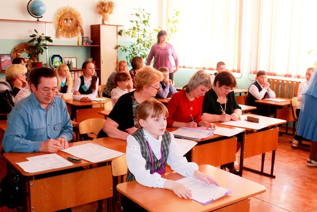 школа 2 младших. школьники в классе. школа 2 младших. младший класс в школе. урок виначальной школе.