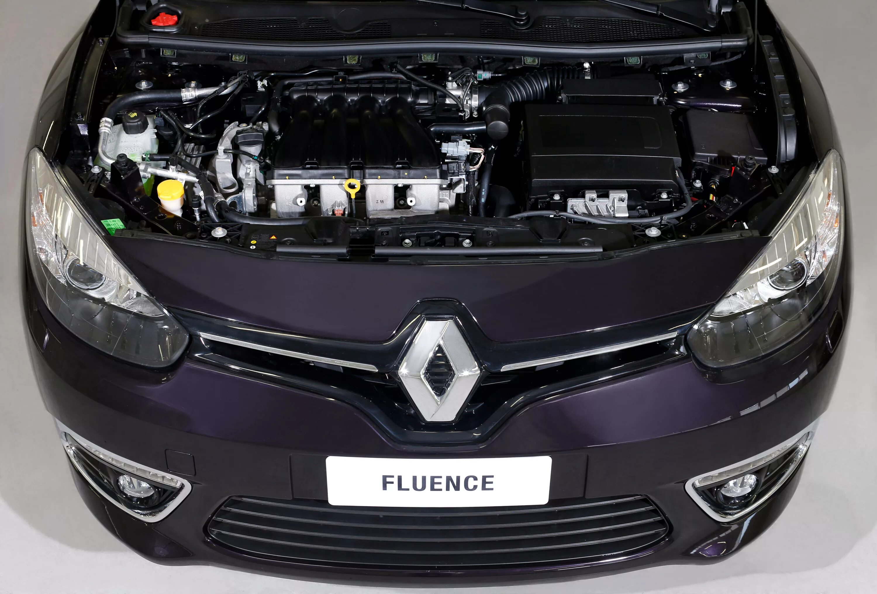 Renault fluence двигатели. Подкапотное пространство Рено Флюенс. Рено Флюенс 2013 под капотом. Рено Флюенс АКБ. Renault Fluence 2010 под капотом.