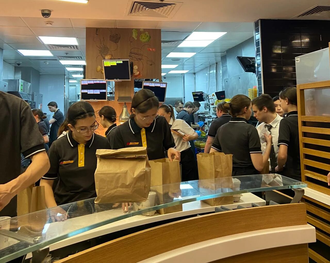 Рязань площадь победы виктория плаза. Плаза рязань работа. Виктория плаза магазины список рязань. Виктория плаза кинотеатр рязань расписание. Рязань площадь победы виктория плаза.