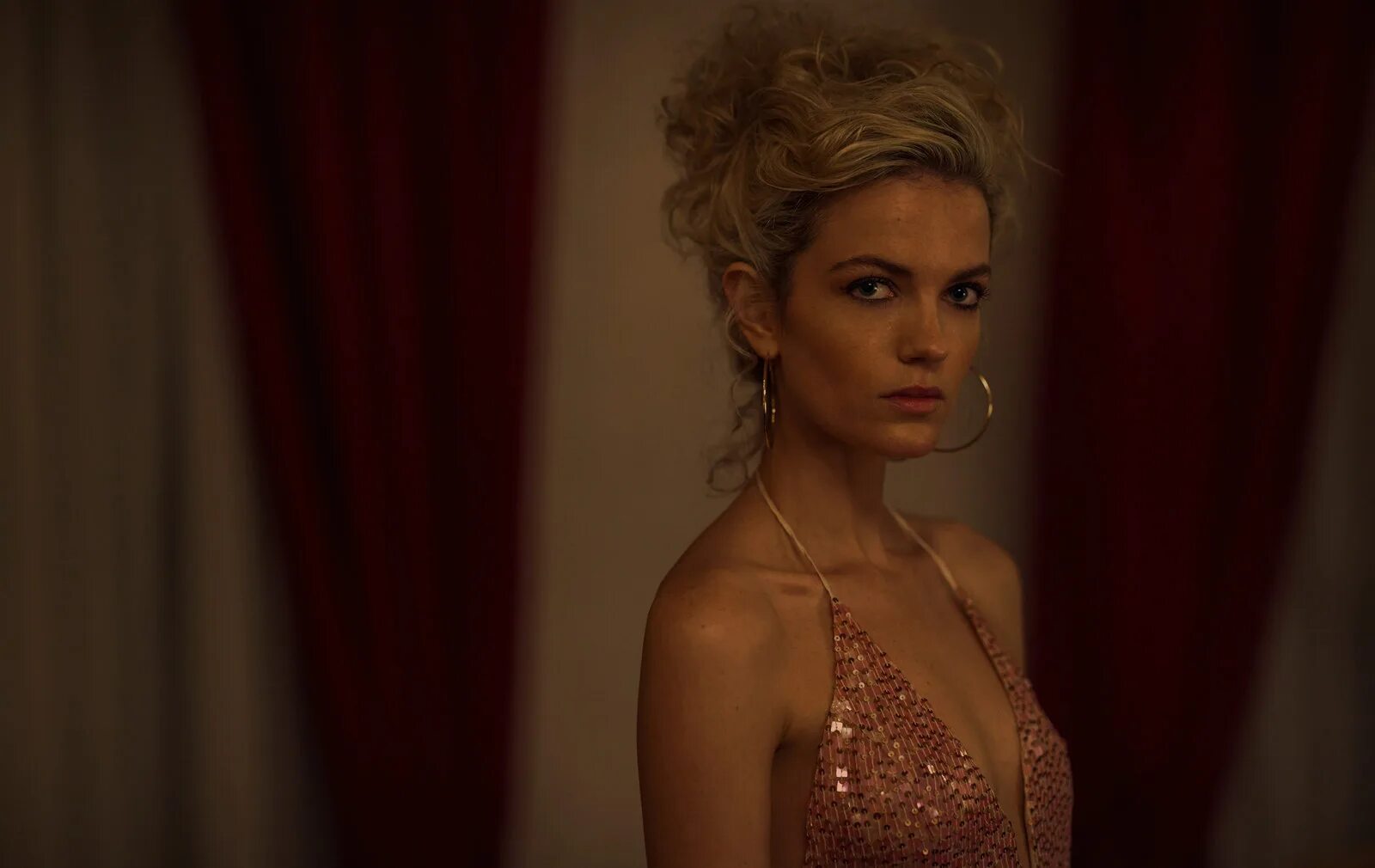 Шантарам сериал 2022 актёры. Шантарам сериал 2022 карла. Шантарам дата выхода серий. Шантарам грегори дэвид робертс. Шантарам 9 серия.