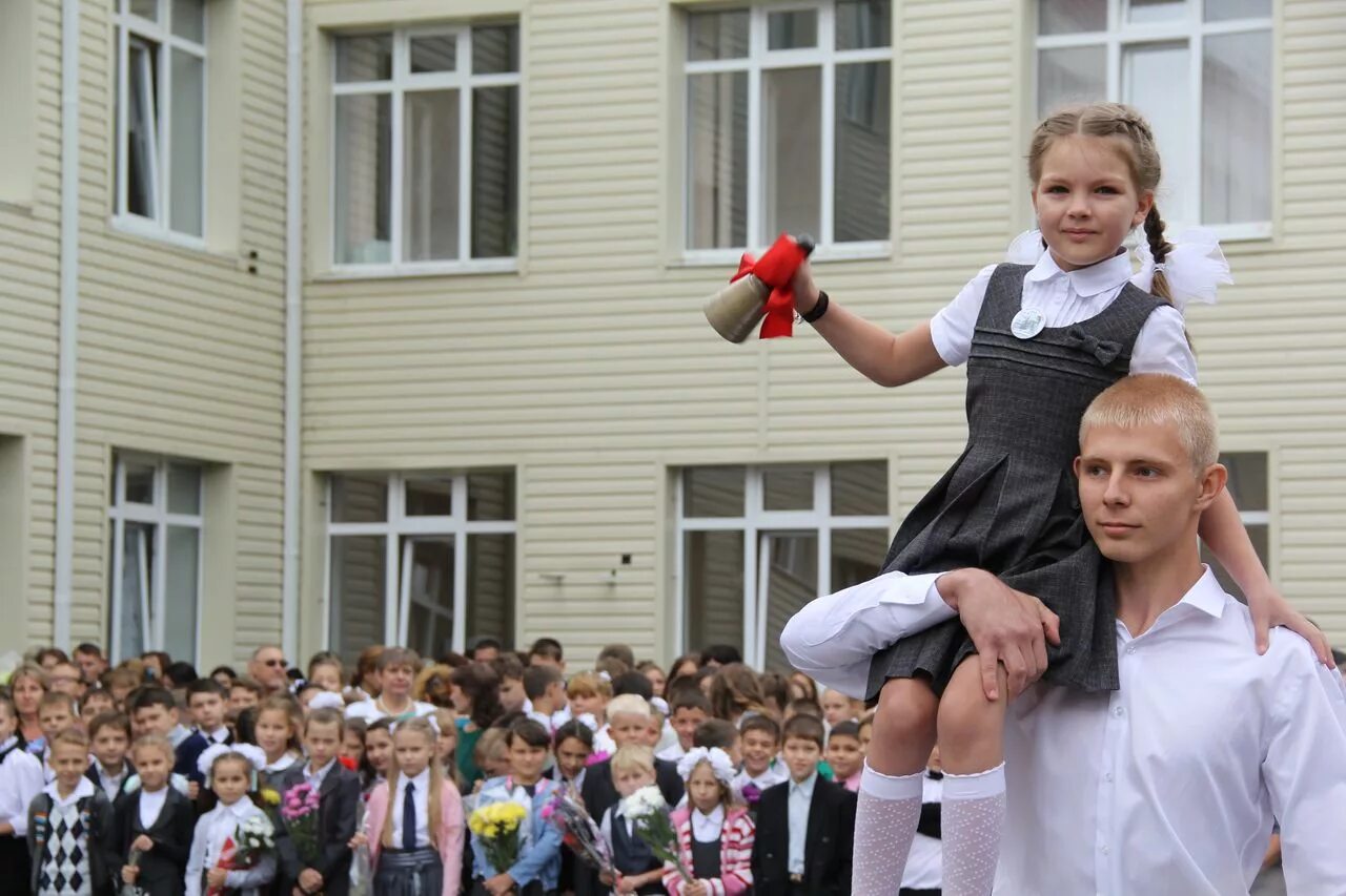 Девушки дают в школе. Линейка в школе. Школа 1 сентября. Первоклашки в школе. Первый звонок.