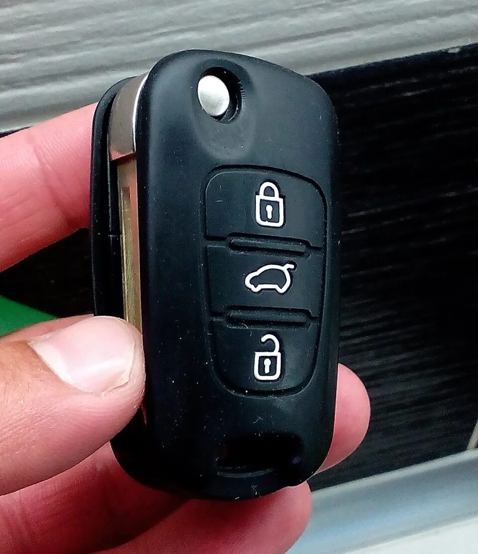 Брелок киа рио 3. Kia Rio 3 ключ. Kia Rio 2 ключ. Ключ от Киа Рио 2012. Smart Key Kia Rio 2012.