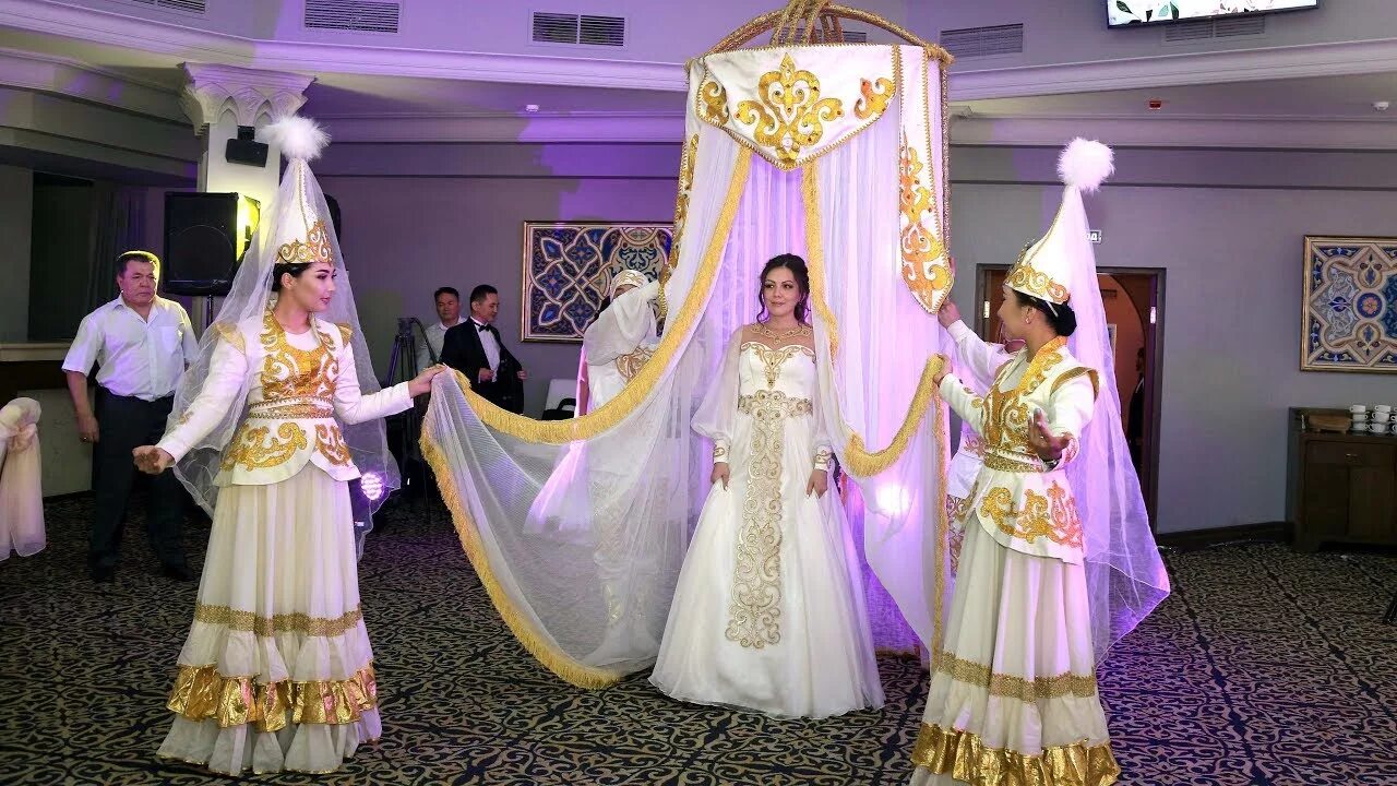 Казахская свадьба на казахском языке. Казахская традиция кыз узату. Казахская свадьба кыз узату. Казахская свадьба беташар. Проводы невесты кыз узату.