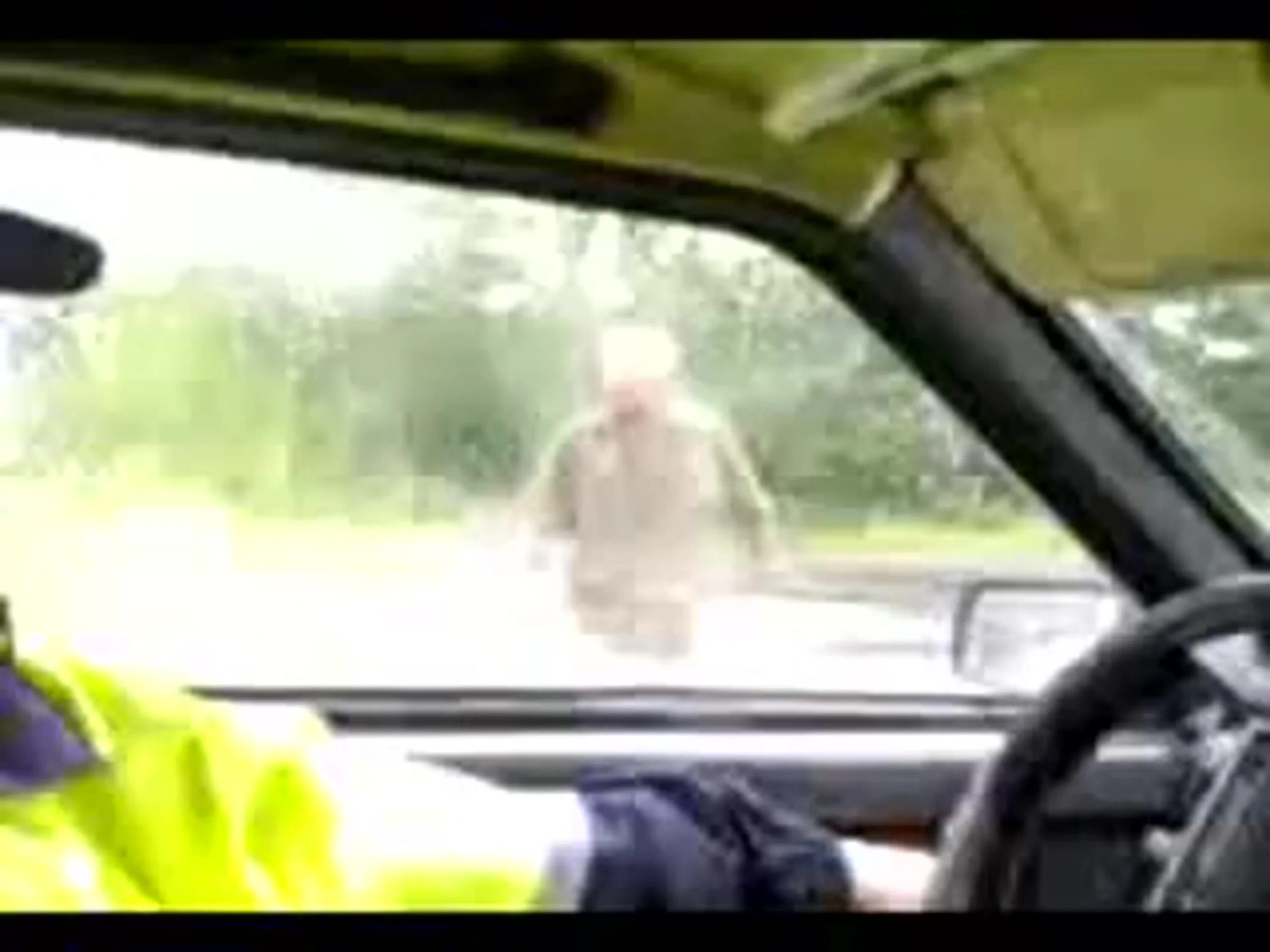 Дед гаишник фото. Бабка и гаишник. Бабушка в шлеме. Деда трясет. Операция шлем.