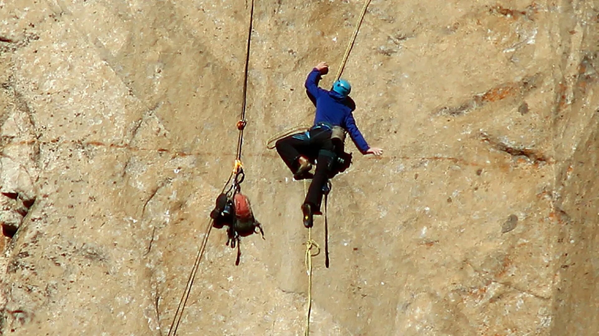 Rock climber rock climber org ru. Альпинисты. Покорение вершин. Скалолаз. Альпинист на горе.
