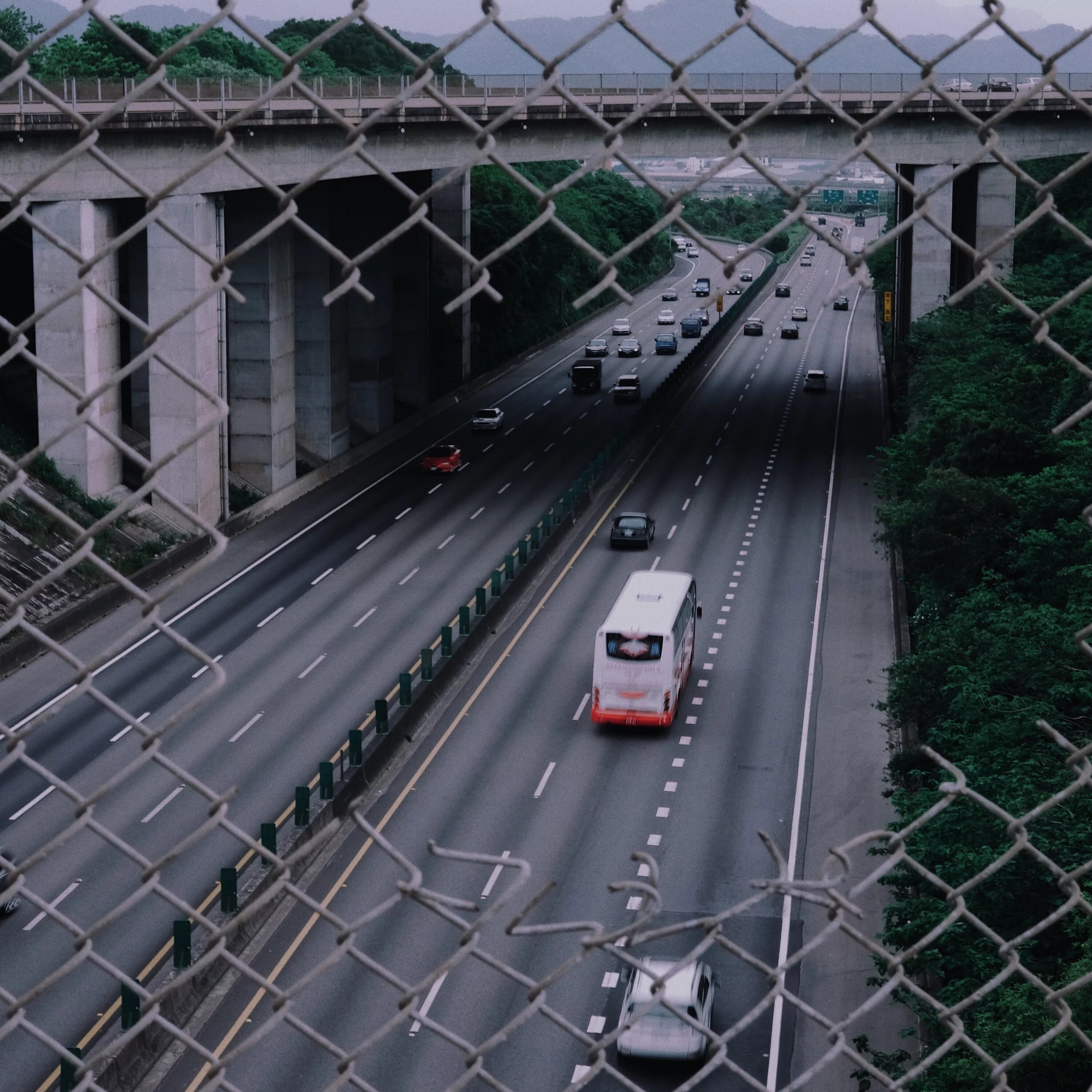 Эстакада Детройт ночью. 5 Lane Highway. Highway Fences. Structure of World Road transport infrastructure.