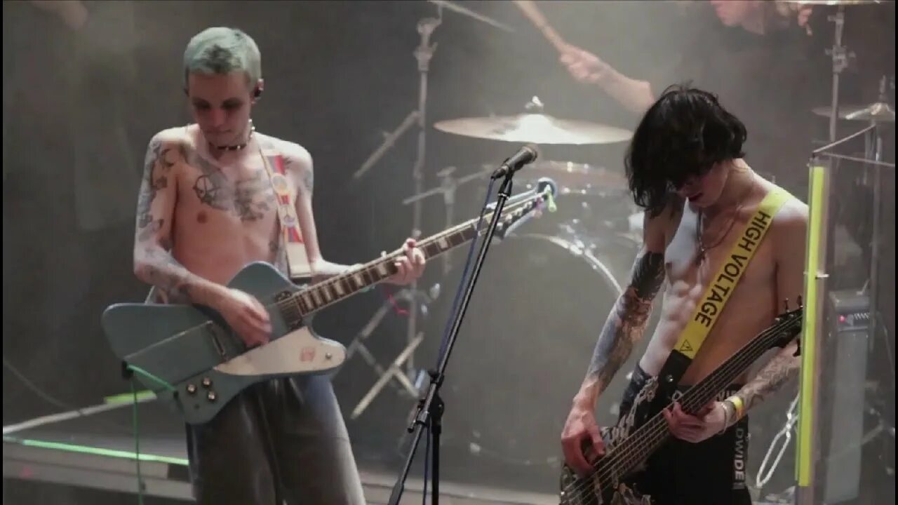 Официантка папин олимпос бой. Папин олимпос концерт в москве 2023. Папин олимпос концерт. Папин олимпос солист 2023. Папин олимпос вокалист.