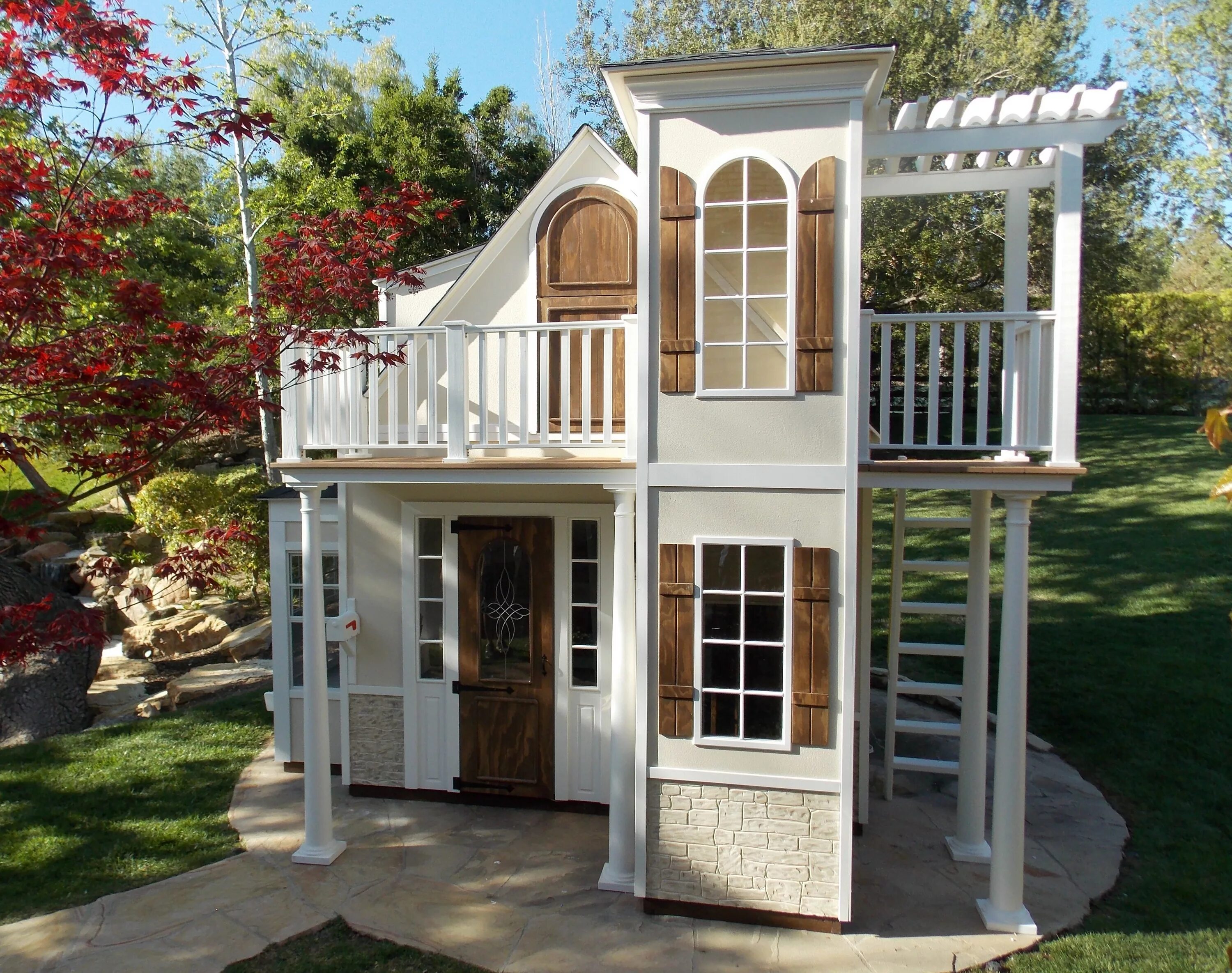 Домик kidkraft Greystone Cottage. Двухэтажный домик для детей. Детские домики двухэтажные. Двухэтажный детский домик из дерева.