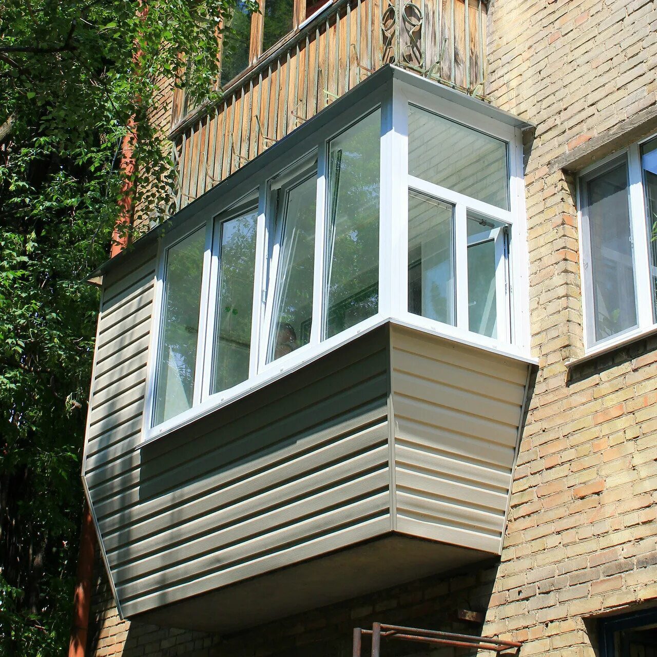 выносной балкон. внешняя отделка балкона. внешняя отделка балкона.